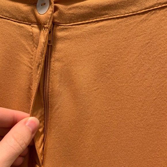 Bombay & Paisley capris. Caramel colored. Wide leg capri pants. Size Large. - Picture 6 of 11